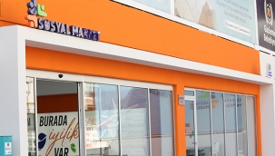 Deprem kayıpları için karanfil bıraktı