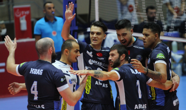Arkas Spor Efeler Ligi'nde Nefes Aldırtmıyor !