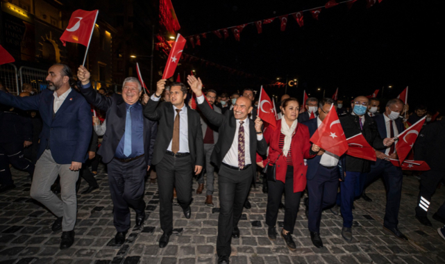 Cumhuriyet'in Kenti İzmir'de Coşkulu Kutlama