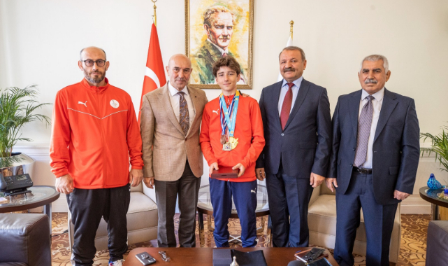 Plaj Güreşi Şampiyonu Miraç Saraç, Başkan Soyer'i Ziyaret Etti