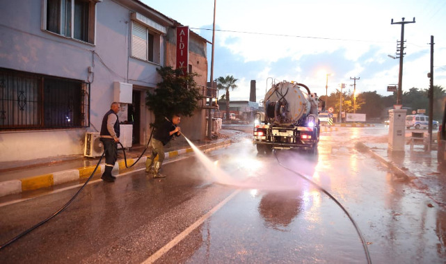 Urla'da Belediye Ekipleri Bütün Gece Yağmurla Mücadele Etti