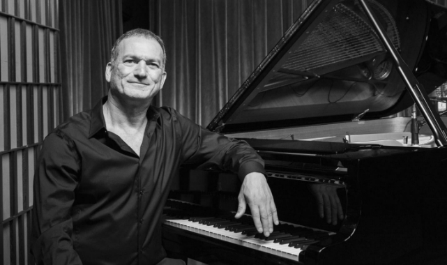 Kerem Görsev'den İzmirlilere Müzik Ziyafeti