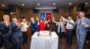 Başkan Soyer Huzurevi Sakinlerinin Yeni Yılını Kutladı