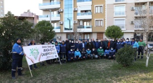 Buca’nın Emekçileri Soğuk Havaya Rağmen Kenti Köşe Bucak Temizliyor