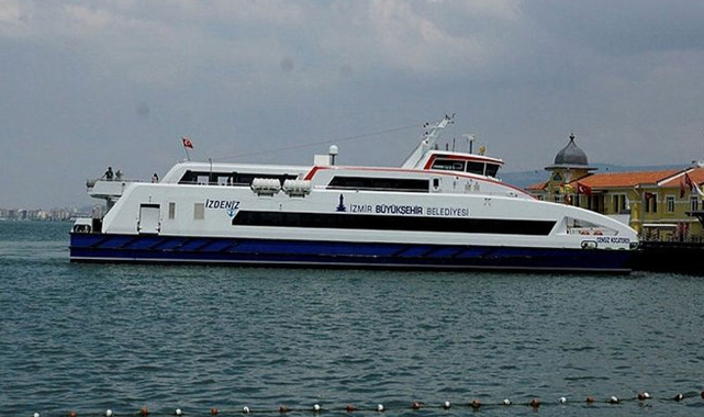 İzmir'de Vapur Seferleri İptal Edildi