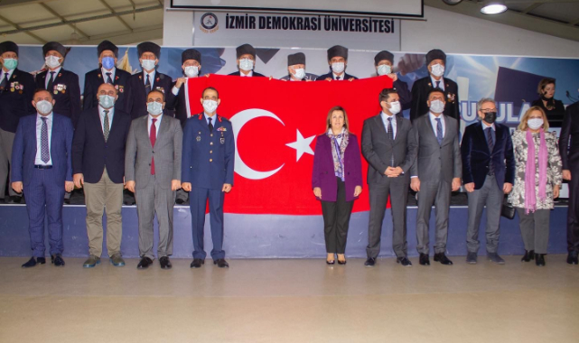 İzmir Demokrasi Üniversitesi'nde Şehit Polis Memuru Fethi Sekin ve Şehit Mübaşir Musa Can'ı Anma Programı ile IV. Demokrasi ve Kahramanlık Ödül Töreni Düzenlendi
