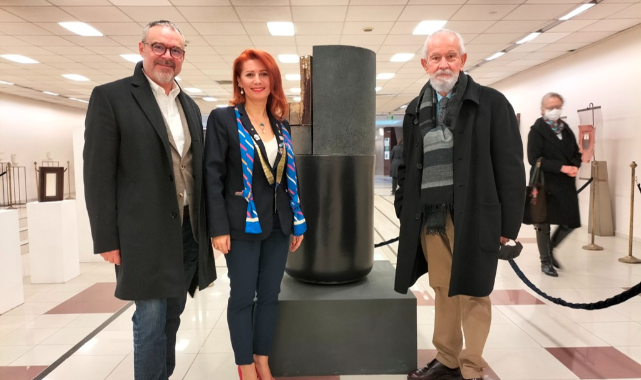 Karşıyaka Rotary'nin Meslek Üstün Hizmet Ödülü Dünyaca Ünlü Seramik Sanatçısı Tüzüm Kızılcan'a…