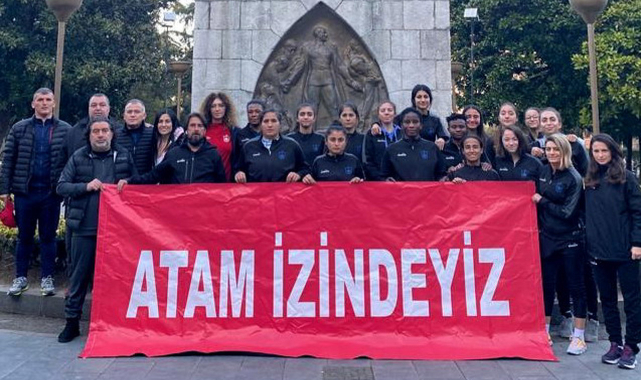 Konak Belediyespor Oyuncuları Galibiyet Sonrası Ata'sına Koştu