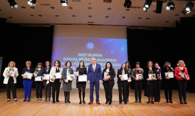 Rektör Budak'tan Egeli Bilim Kadınlarına Teşekkür Plaketi