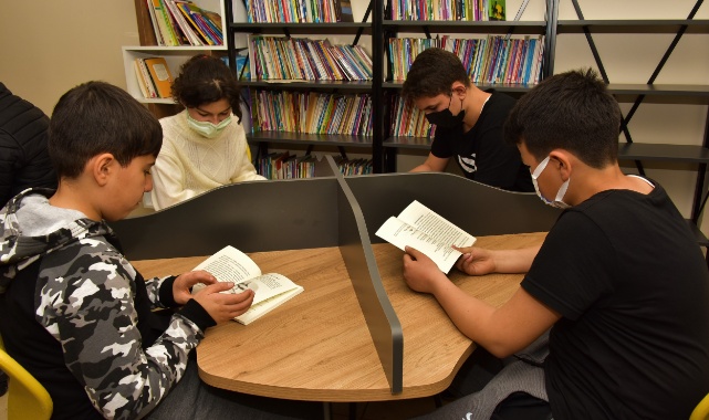 Aliağa Belediyesi’nden Okullara 5 Bin 260 Kitap