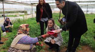 Başkan Kayalar’dan Ekmeğini Topraktan Çıkartan Kadınlara Ziyaret