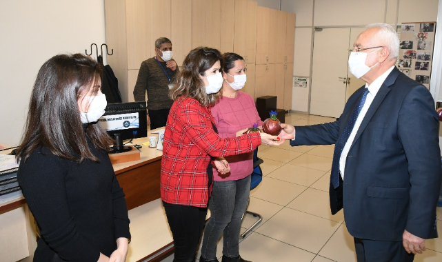 Başkan Selvitopu Kadınlar Günü'nü Çiçekle Kutladı