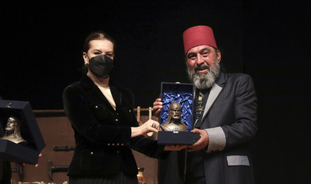 Yenilmez, Usta İsimli Oyunuyla DEÜ Sahnesindeydi