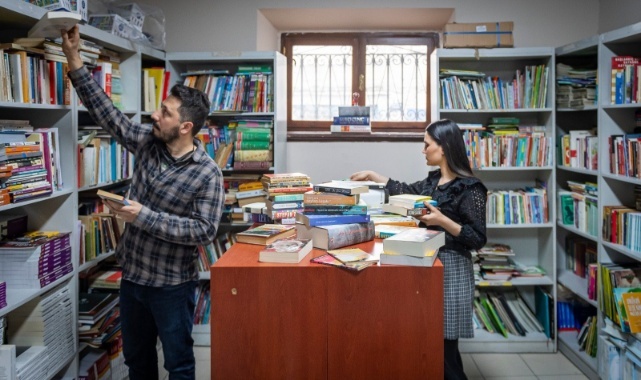 Akademisyen ve Yazar Münci Kapani’nin 400 Kitabını Ailesi Kampanyaya Bağışladı