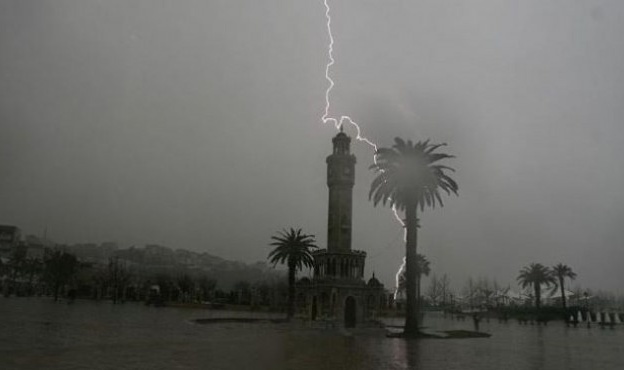 Açıklama Bu Kez İzmir Valiliğinden Geldi: Sel, Su Baskını ve Hortum