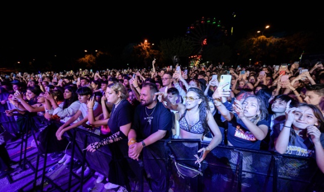 Lil Zey ilk solo konserini “Evim” dediği İzmir Fuarı’nda verdi