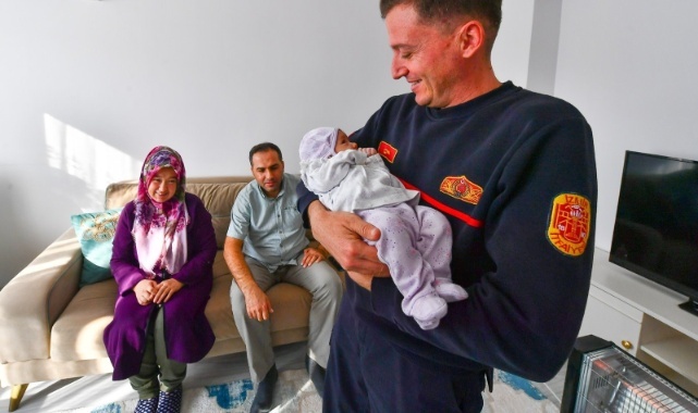 Kahraman itfaiyeci yangından kurtardığı Nehir bebekle buluştu