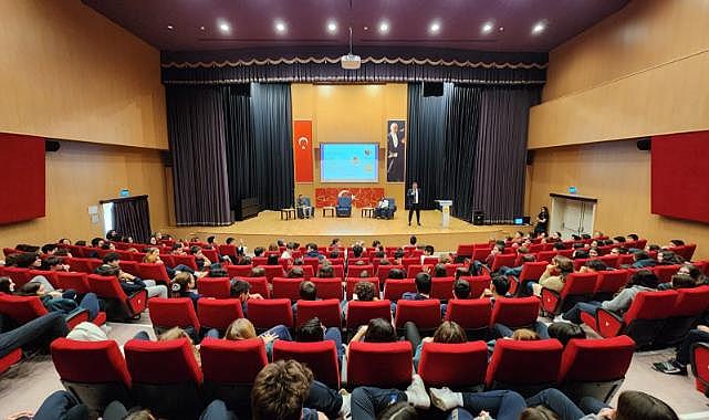 Başkan Tugay İklim Konferansı'nda gençlerle buluştu