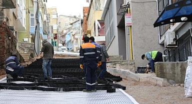 Bayraklı'nın sokakları kilit parke ile yenileniyor