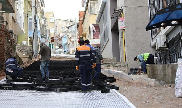 Bayraklı'nın sokakları kilit parke ile yenileniyor