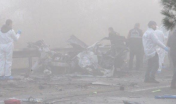 Diyarbakır'da polis servis aracına bombalı saldırı: 8'i polis 9 yaralı