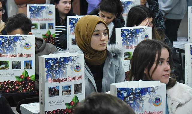 Kitaplar Başkan Karakayalı'dan