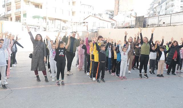 Dokuz Eylül Rotary'den öğrencilere karne hediyesi
