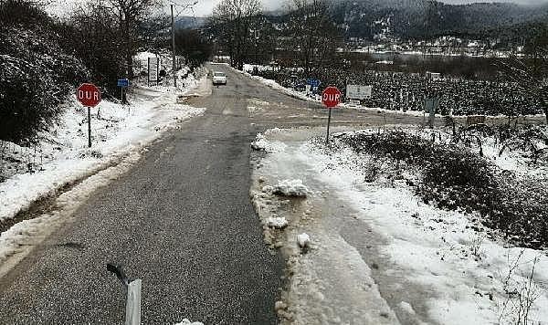 İzmir'in 3 ilçesinde kar yağışı