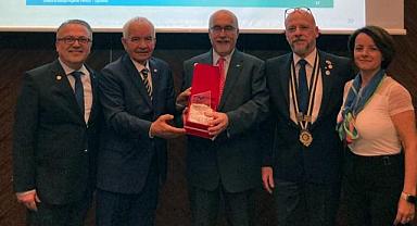 Varyant Rotary'nin meslekte üstün hizmet ödülü Prof. Dr. Serhat Bor'a