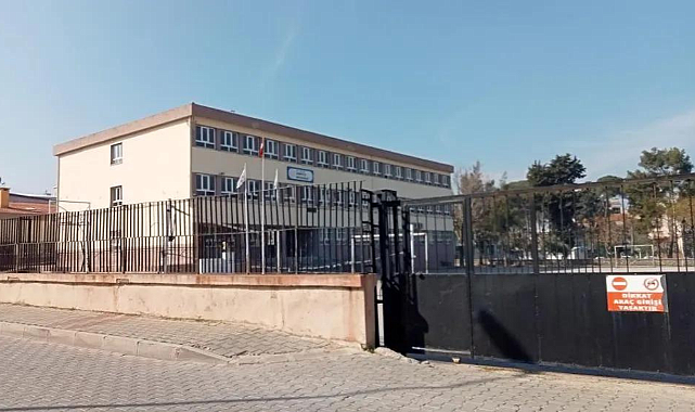 İzmir'de 8 okulun tahliyesine başlandı