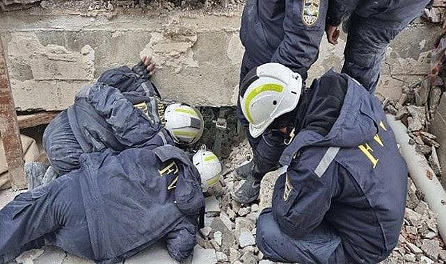 Özbekistan'dan gelen ekipler 9 kişiyi enkaz altından kurtardı