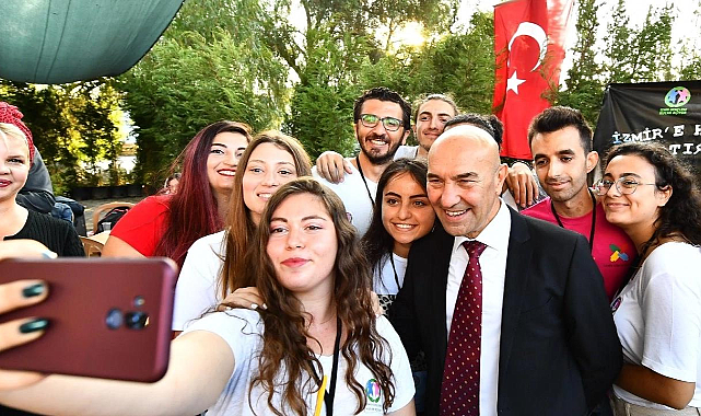 İzmir Büyükşehir Belediyesi'nden gençlere Kitap Kart desteği