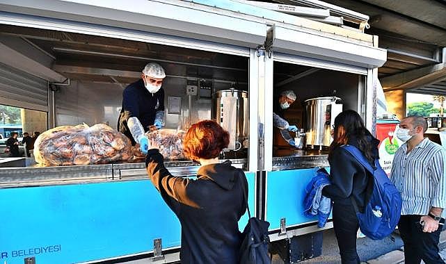 İzmir'de beslenme çantaları İzmir Büyükşehir desteğiyle doluyor