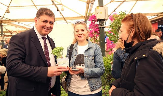 Karşıyaka'da Geleneksel Çiçek Festivali Başladı