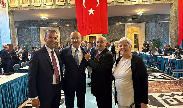 CHP'li Polat'ın milletvekili rozetini babası taktı!