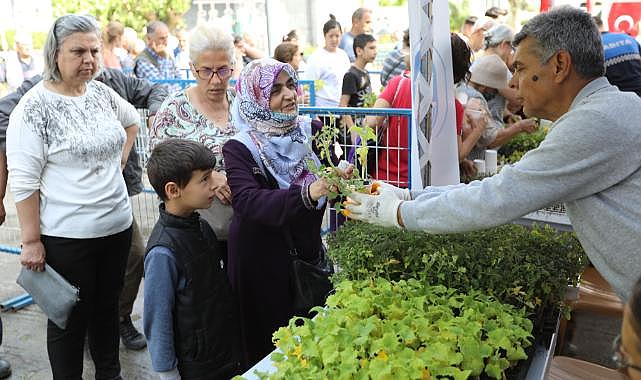 Efes Selçuk'ta Yurttaşlara Dağıtılan Fidelerle Sofralar Bereketlenecek