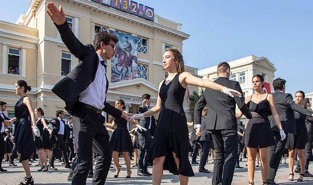 İzmir Atatürk Lisesi'nin geleneksel vals gösterisi iptal edildi