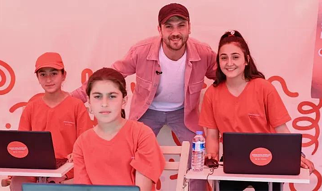 Aras Bulut İynemli Kahramanmaraş'ta çocuklarla buluştu