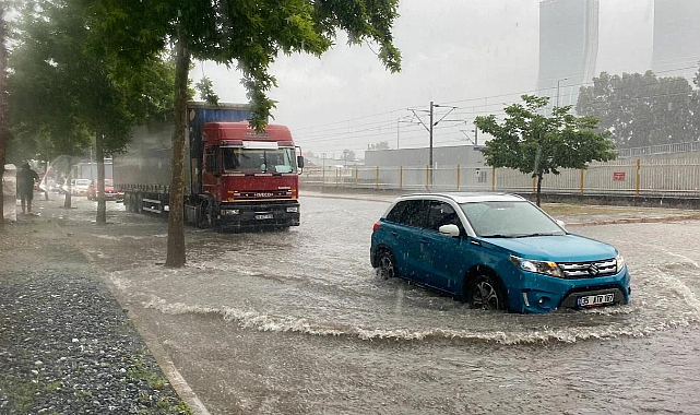 İzmir'e beklenen yağmur geldi! Yarım saatte Haziran'ı kapattık