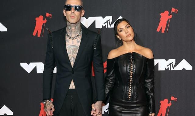 Kourtney Kardashian, Travis Barker'ın çocuğunu bekliyor
