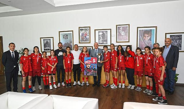 Kupalarıyla Başkan Selvitopu'na geldiler