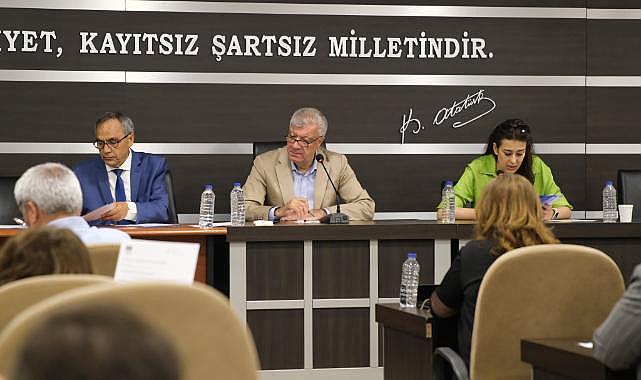 Narlıdere'de Ayın Personeli Hediyesini Meclis Toplantısında Aldı