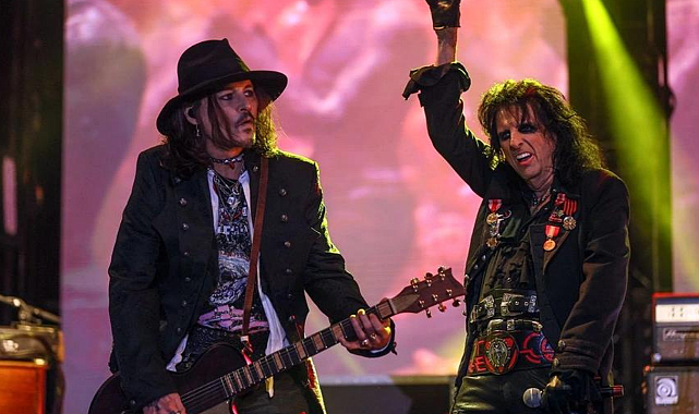 Rock müziğin efsanesi Hollywood Vampires'den unutulmaz gece! Johnny Depp sahnede harikalar yarattı