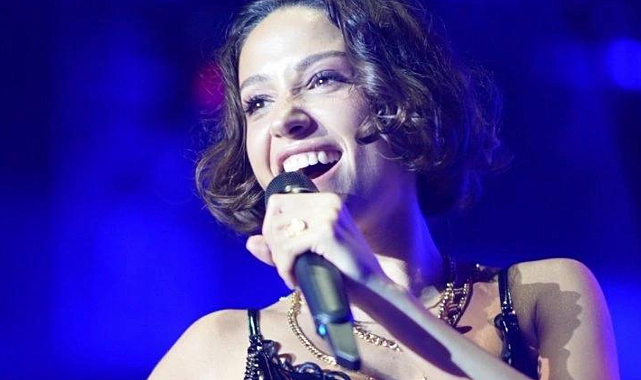 Zeynep Bastık'tan Boğaz'da muhteşem gece
