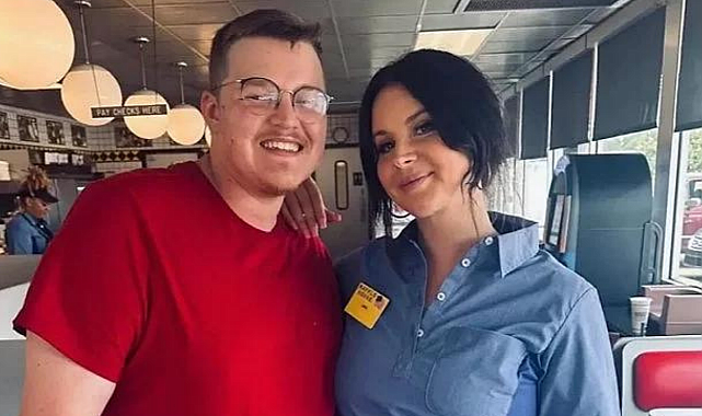 ABD'li pop sanatçısı Lana Del Rey waffle dükkanında çalışırken görüntülendi