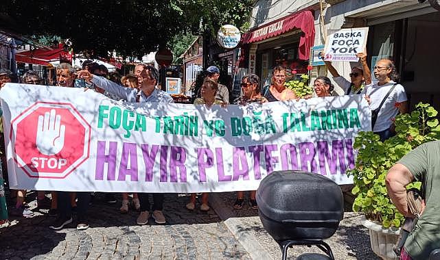 Foça'da imara açılan alanlar ve kaçak inşaatlara belediye önünde protesto