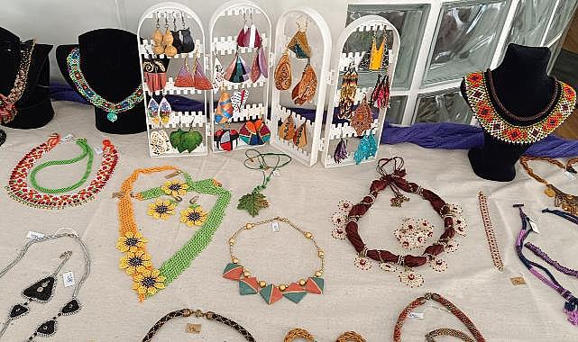Foça'da takıyı sanata dönüştürenlerin 13. yıl sergisi