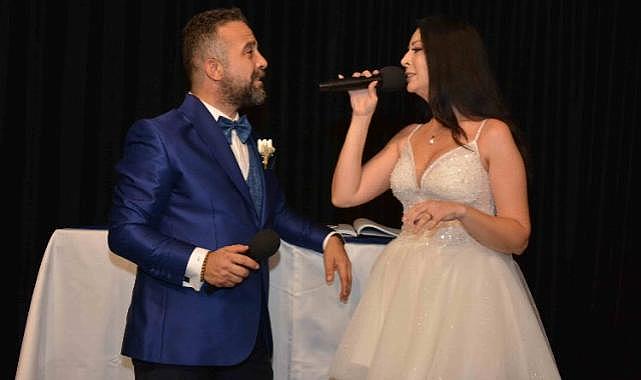 İzmir Balçova'da tiyatro sahnesinde evlendiler