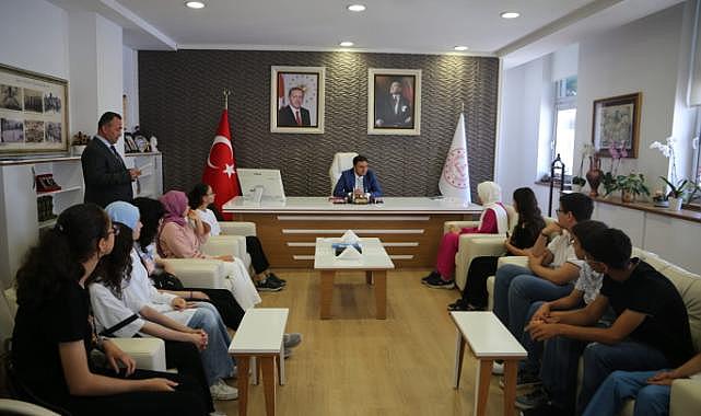 İzmir İl Milli Eğitim Müdürü Doç. Dr. Murat Mücahit Yentür LGS 2023'te Başarı Gösteren İmam Hatip Öğrencileriyle Bir Araya Geldi