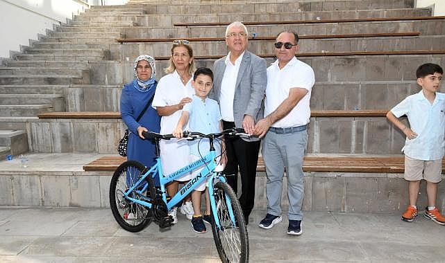 Karabağlar Belediyesi'nden başarılı öğrencilere bisiklet armağanı
